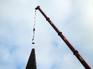 Montaż krzyża na dachu wieży